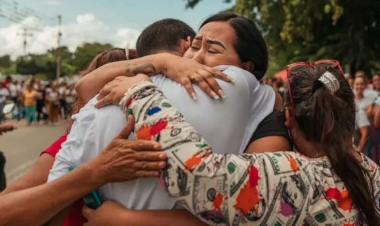 El gobierno de Venezuela anuncia la liberación de más de 100 presos políticos y sus familiares lo celebran