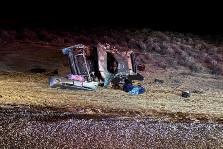 El automóvil se salió del camino y volcó violentamente