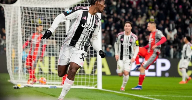 David festeja el segundo tanto de la Juve