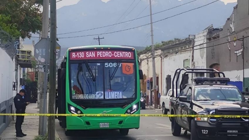 Muere sujeto dentro de camión urbano en el Centro de Monterrey; autoridades investigan el caso