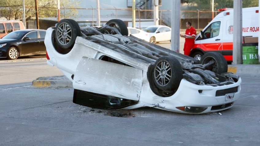 Aparatoso accidente en Hermosillo: Auto sedán termina llantas arriba tras sufrir volcadura