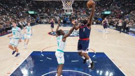 Foto que representa a James Harden escala posiciones y supera a leyenda de la NBA en lista histórica de anotadores