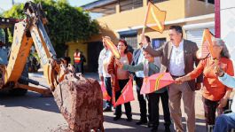 Foto que representa a Lamarque Cano da banderazo de inicio a obras hidrosanitarias en Valle Dorado en Ciudad Obregón