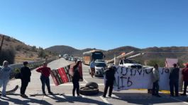 Foto que representa a Vecinos bloquean carretera sur en Hermosillo; exigen regularización de sus terrenos