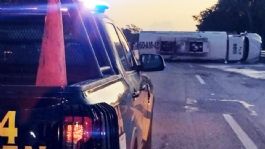 Foto que representa a Pipa sufre volcadura y derrama casi 15 mil litros de diésel en carretera Valladolid - Cancún