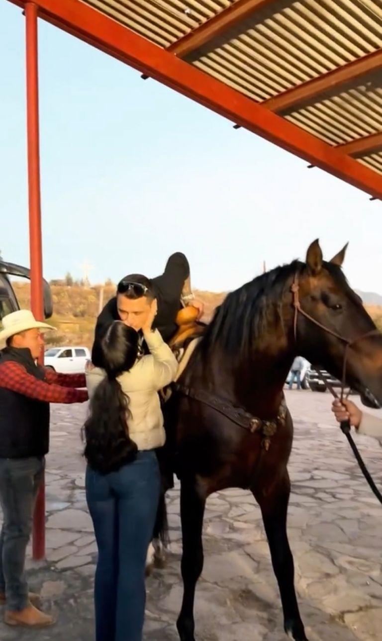 Regalo de Ángela Aguilar a Nodal 