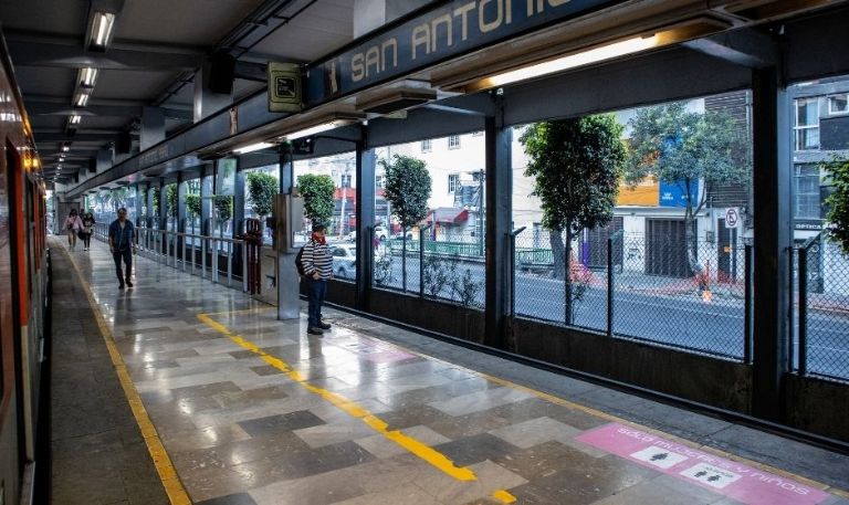VIDEO: Policía se enfrenta y somete a sujeto violento en la Línea 2 del metro en CDMX