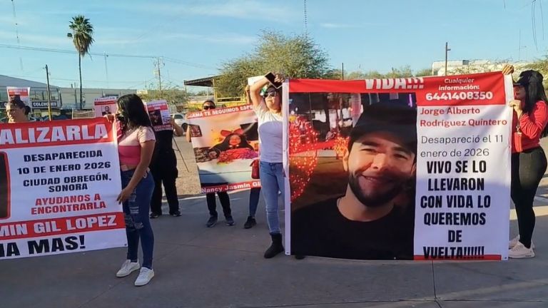 Los manifestantes marcharon con pancartas y cartulinas