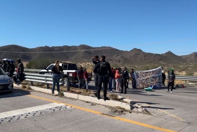 Vecinos bloquean carretera sur en Hermosillo; exigen regularización de sus terrenos