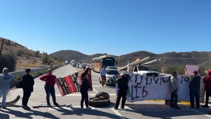 Vecinos bloquean carretera sur en Hermosillo; exigen regularización de sus terrenos