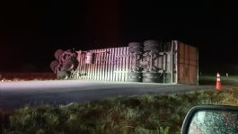 Foto que representa a Tráiler sufre volcadura en la carretera Guaymas - Hermosillo; el conductor resultó lesionado