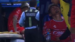 Foto que representa a Futbolista del Atlas sufre dramática lesión ante el Cruz Azul; salió entre lágrimas y en camilla