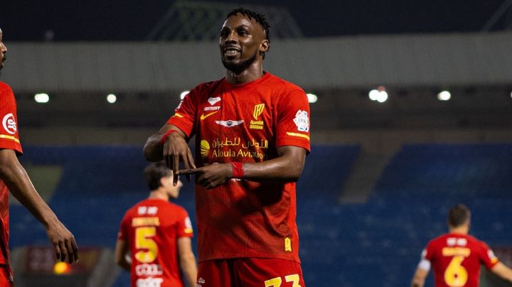 ¡Imparable! Quiñones anota hat-trick y acecha a CR7 en liderato de goleo en la liga árabe