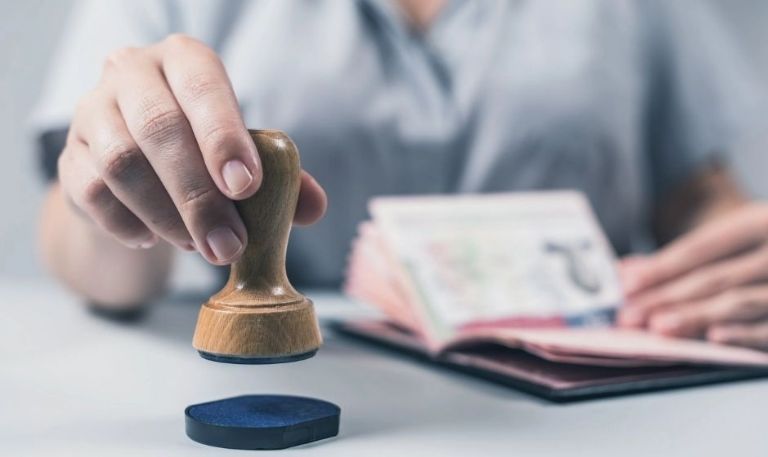 Estados Unidos CONGELA la emisión de visas para 75 países; entre ellos se encuentran Brasil, Rusia e Irán