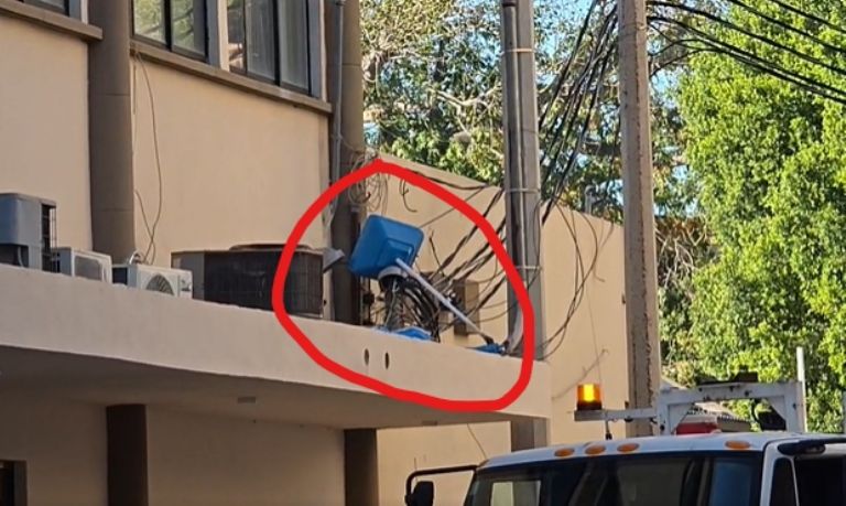 La sombrilla que provocó la falla eléctrica en la colonia Centro