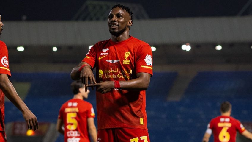 ¡Imparable! Quiñones anota hat-trick y acecha a CR7 en liderato de goleo en la liga árabe