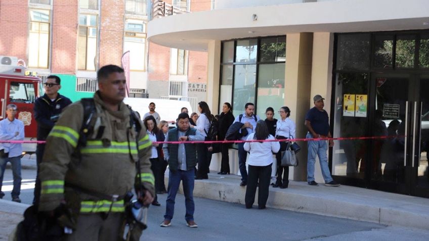 Evacúan oficinas del Centro de Hermosillo por cortocircuito; una sombrilla provocó la falla