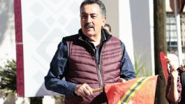 Foto que representa a Lamarque Cano da banderazo de inicio a rehabilitación de calles en Ciudad Obregón en la colonia Villa California