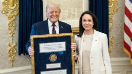 Foto que representa a "Es un gran honor": Corina Machado le regala su Nobel de la Paz a Trump durante encuentro
