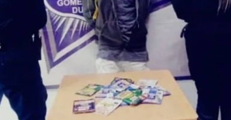 Detienen a joven por intentar robar paquetes de atún en Gómez Palacio, Durango.
