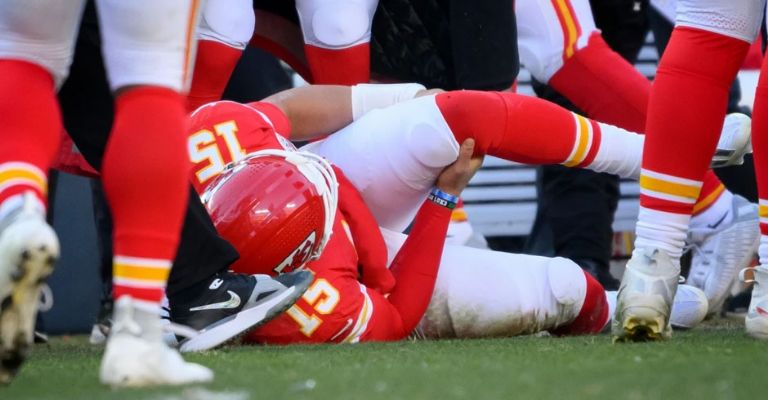 Mahomes no pudo finalizar la campaña en pie