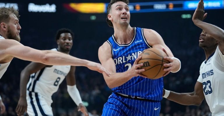 Franz Wagner trata de ir a la canasta