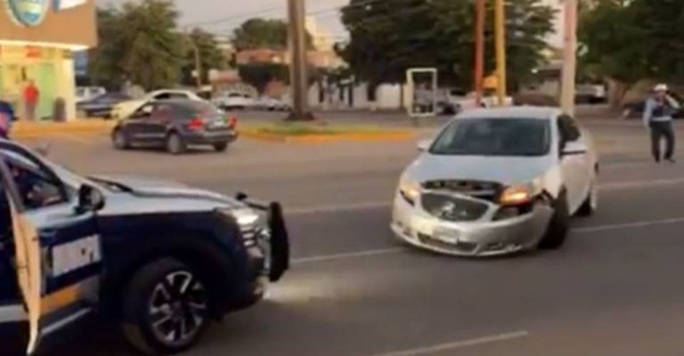 Se registra choque en el cruce de las calles 5 de Febrero y 6 de Abril.