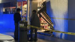 Foto que representa a FUERTE accidente en San Pedro Garza García: Hombre choca contra tienda y deja empleada herida