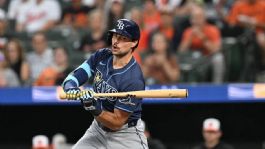 Foto que representa a Canje a tres bandas: Josh Lowe pasa a los Angels, Gavin Lux a los Rays y Brock Burke a los Red