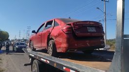 Foto que representa a Se registra triple choque cerca de la Laguna del Náinari; un auto terminó volcado en desnivel