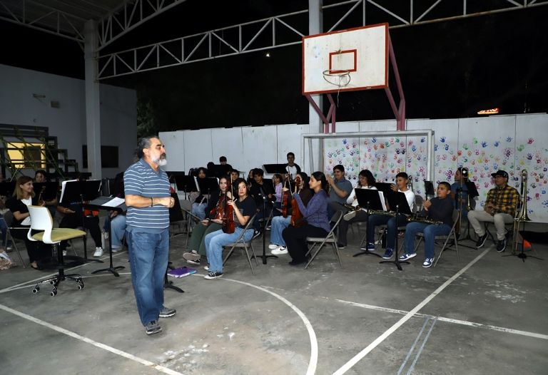 ¡Grandes dentro y fuera del campo! Naranjeros entrega instrumentos a orquesta juvenil de Hermosillo