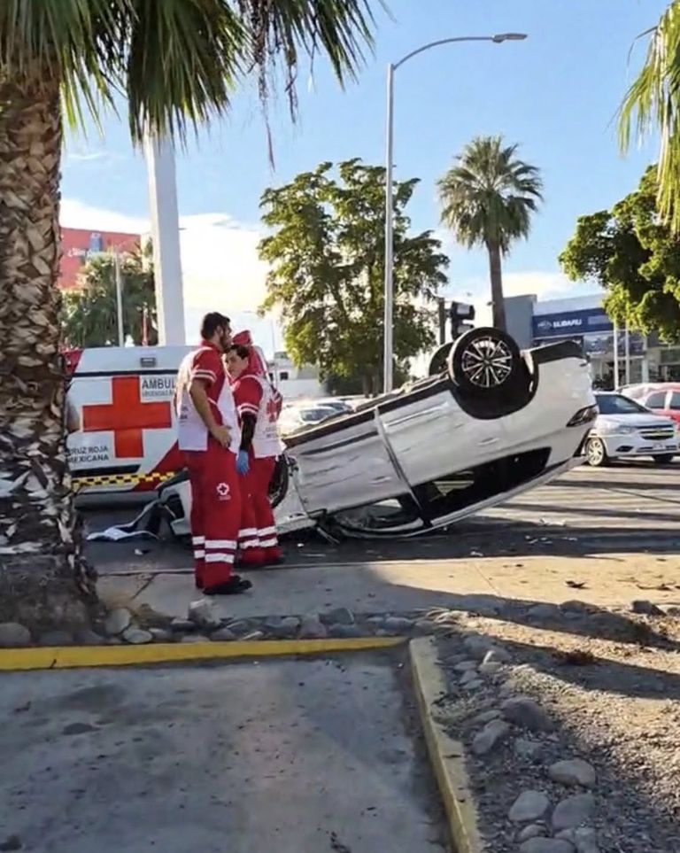 El automóvil terminó llantas arriba tras el accidente