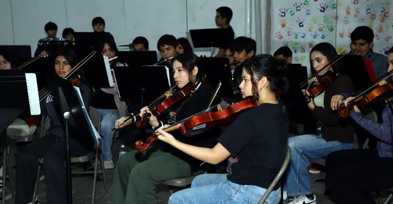 ¡Grandes dentro y fuera del campo! Naranjeros entrega instrumentos a orquesta juvenil de Hermosillo