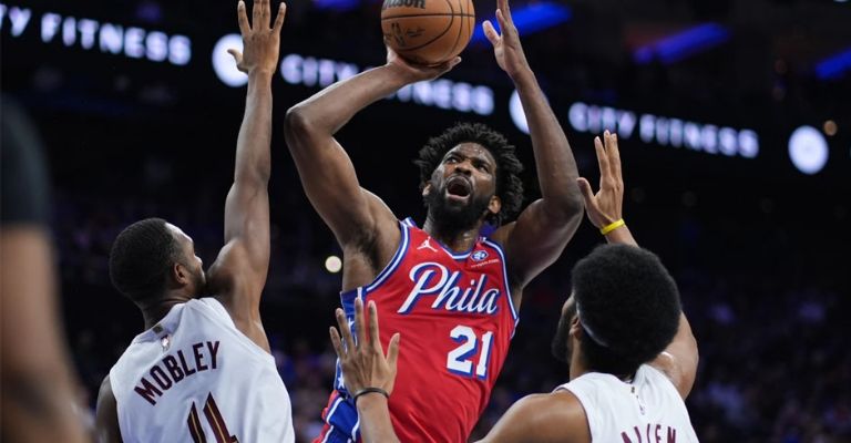 Embiid encestó 33 puntos para Philadelphia