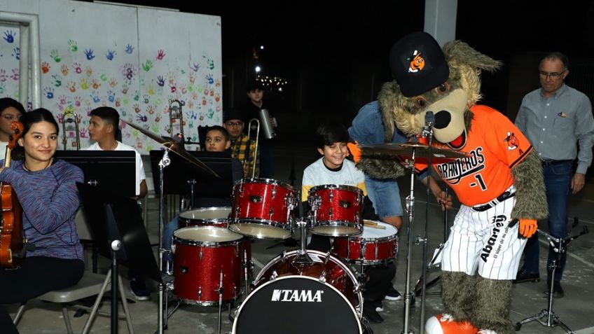 ¡Grandes dentro y fuera del campo! Naranjeros entrega instrumentos a orquesta juvenil de Hermosillo