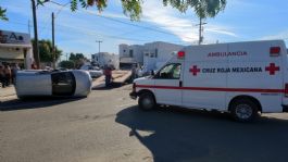 Foto que representa a Ignoró el alto y provocó accidente: Fuerte encontronazo deja un vehículo volcado en Navojoa