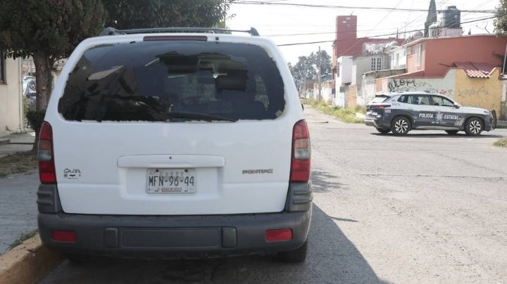 Robo a tienda de conveniencia termina con balacera entre policías y asaltantes; detienen a dos