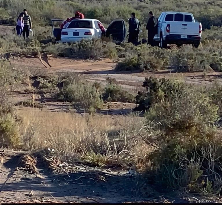 El automóvil del hombre terminó fuera de la cinta asfáltica