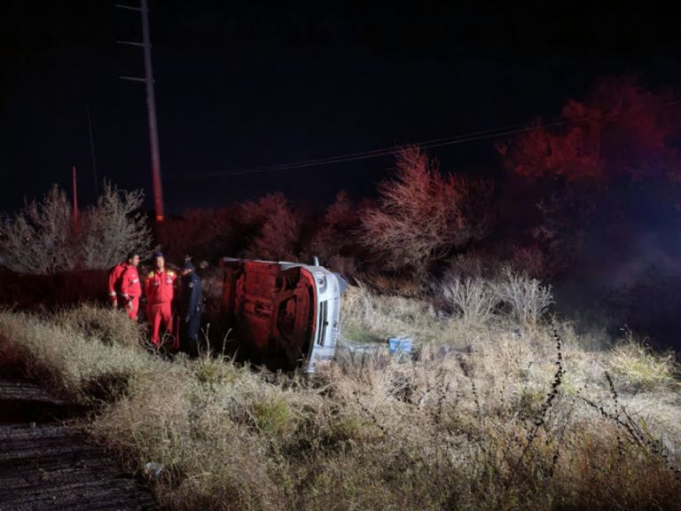 El automóvil terminó volcado sobre uno de sus costados