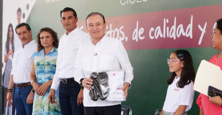 El gobierno de Alfonso Durazo prioriza que cada estudiante de educación básica reciba su paquete de uniforme gratuito.