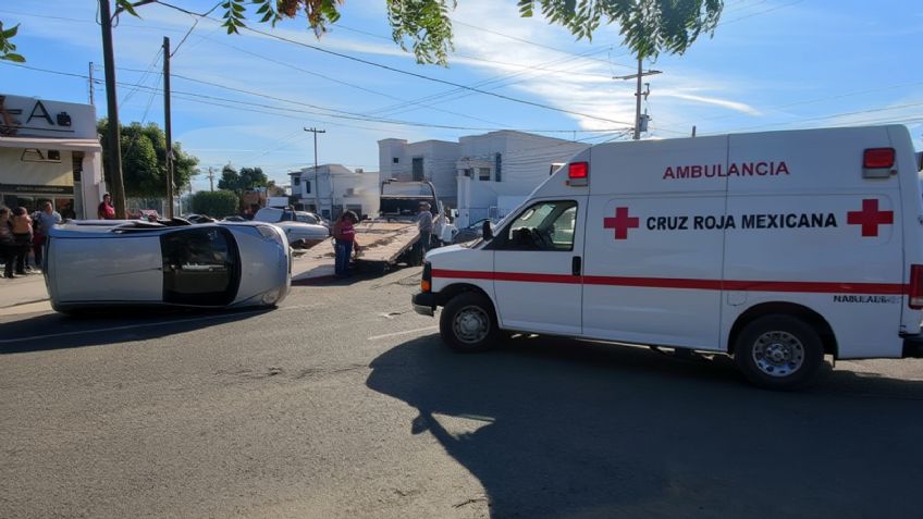 Ignoró el alto y provocó accidente: Fuerte encontronazo deja un vehículo volcado en Navojoa