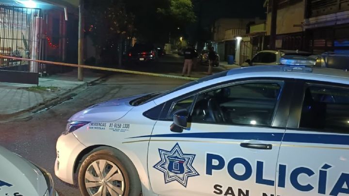 En plena vía pública de NL, sicarios matan a un hombre; el cuerpo quedó dentro de un vehículo