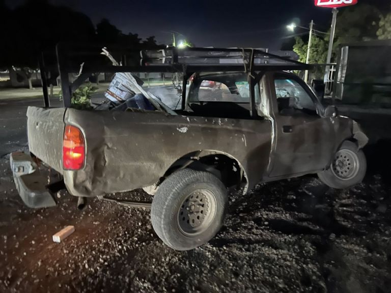 Conductor choca dos vehículo y se da a la fuga.