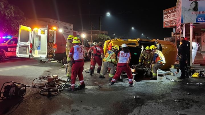 Aparatoso choque volcadura en Huatabampo; rescatan a dos personas atrapadas dentro de auto