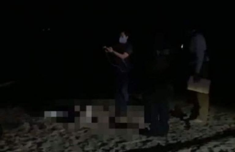 El cuerpo fue bajado del cerro en una camilla y con ayuda de cuerdas