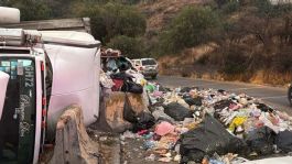 Foto que representa a Alerta: Tráiler con TONELADAS de basura se vuelca y provoca CAOS en Nicolás Romero, Edomex