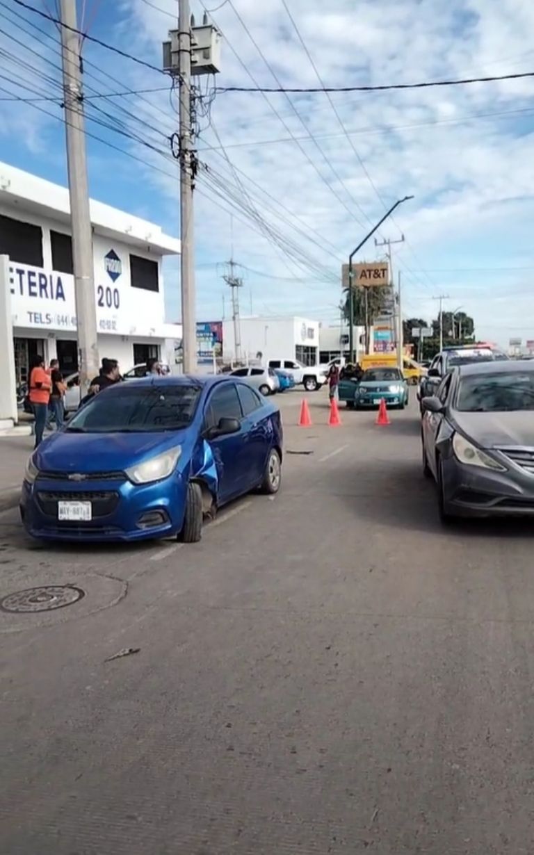 Un fuerte choque se registró por la calle 200 de Ciudad Obregón; el accidente dejó una mujer lesionada 