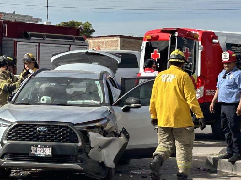 Dos personas resultan lesionadas tras choque múltiple en Ciudad Obregón, Sonora.