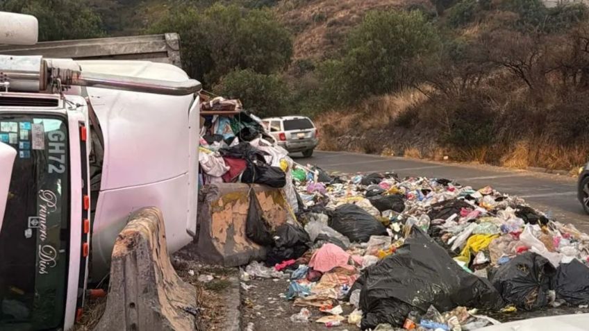 Alerta: Tráiler con TONELADAS de basura se vuelca y provoca CAOS en Nicolás Romero, Edomex
