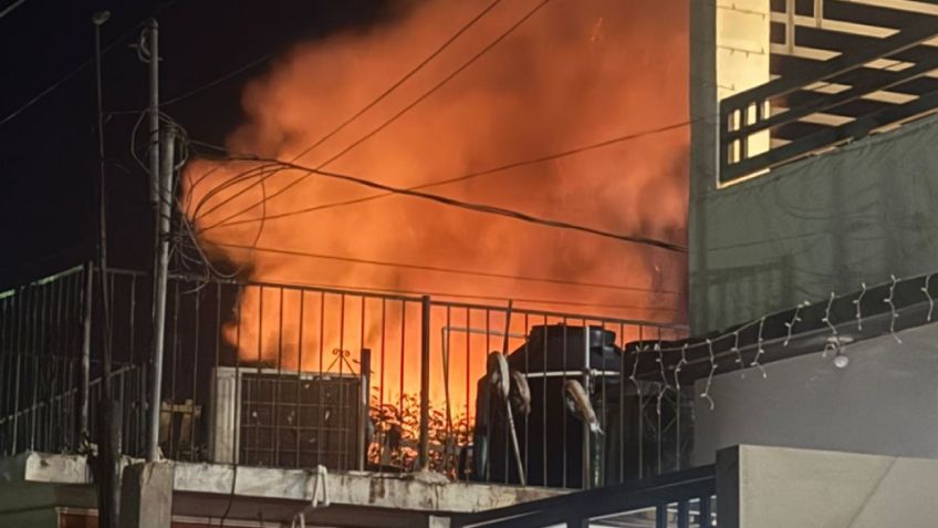 Bomberos combaten intenso INCENDIO en Guaymas y al ingresar encuentran un cuerpo CALCINADO